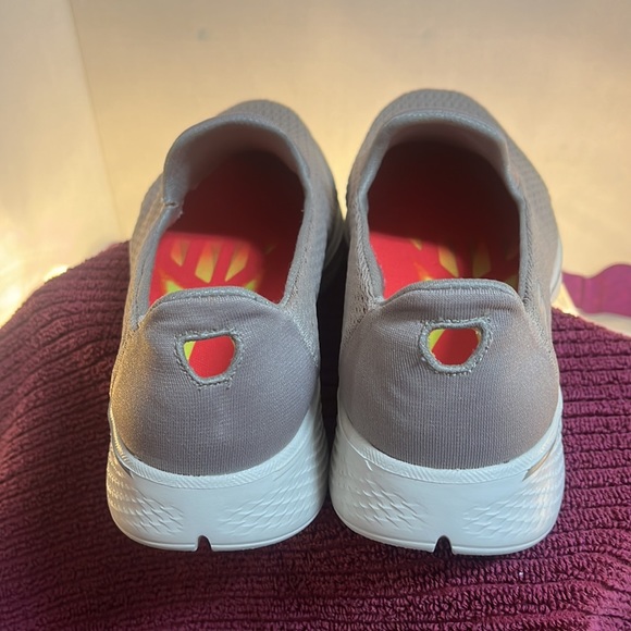 Skechers Women's Go Walk 4 Pursuit Walking Shoe, Light Grey, 10 - Picture 6 of 10